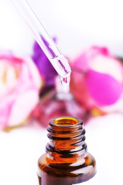 Damlalık şişe parfüm açık renkli çiçekler ile