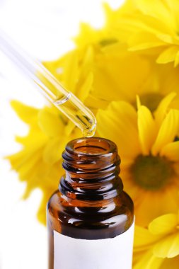 Damlalık şişe parfüm beyaz zemin üzerine sarı papatya ile