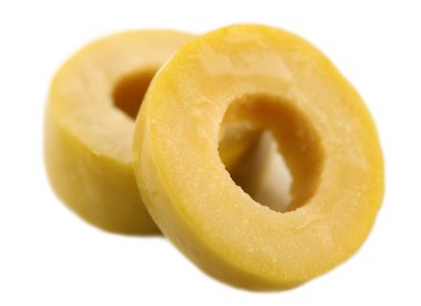 Zeytin halkaları üzerinde beyaz izole kesmek