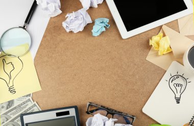 Ahşap Resepsiyon arka plan üzerinde ampul buruşuk kağıt ile defter olarak düşüncenin sembolü