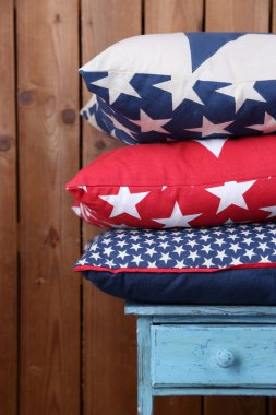 Rustik ahşap arka plan üzerinde renkli yastıklar tepesi