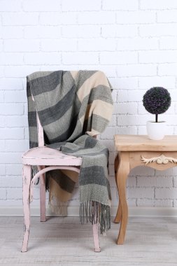 Sandalye ve üzerinde beyaz tuğla üzerine şal ile modern iç duvar arka plan