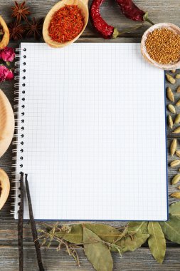 Tarif kitabı rustik ahşap masa arka plan üzerinde baharatlarla