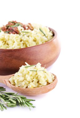 Ceviz ve biberiye plaka üzerinde beyaz izole pirinç