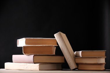 Ahşap plakalar arka plan üzerinde kitap yığını