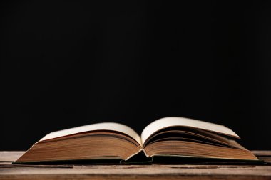 Koyu arka plan ışığı ile açık kitap