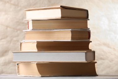 Dokulu arka plan üzerinde kitap yığını
