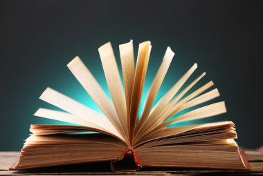 Koyu renkli arka plan üzerinde açık kitap