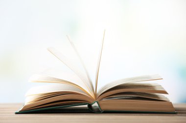 Bulanık parlak zemin üzerine açık kitap