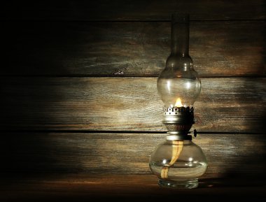 Rustik ahşap plakalar arka plan üzerinde gaz lambası