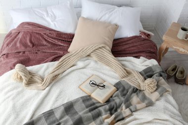 Kitap ve yatak yakın çekim gözlük