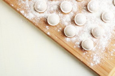 Tablo yakın çekim üzerinde kesme tahtası üzerinde çiğ köfte