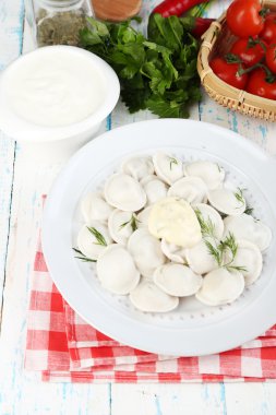 Tablo yakın çekim üzerinde plaka üzerinde soslu et köfte