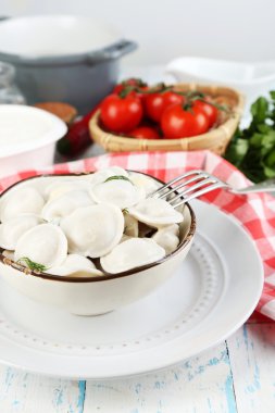 Tablo yakın çekim üzerinde plaka üzerinde soslu et köfte