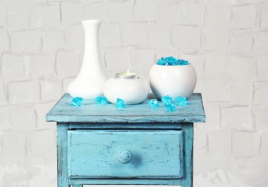 Komidin ve beyaz tuğla dekoratif vazo ile iç duvar arka plan