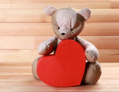 Kırmızı kalpli oyuncak ayı