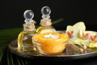 Mum ve koyu arka plan üzerinde orkide güzel spa kompozisyonu