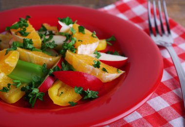 Waldorf salatası masada plaka üzerinde turuncu yakın çekim