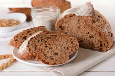 Açık renkli masaya lezzetli ekmek