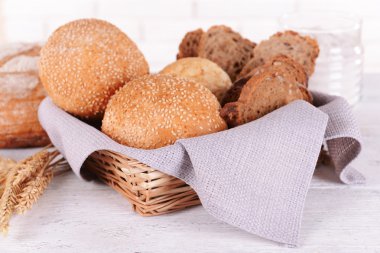 Açık renkli masaya lezzetli ekmek