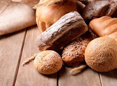 Tablo yakın çekim farklı ekmek