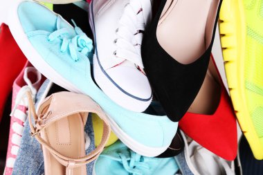 Birçok çeşitli kadın ayakkabı