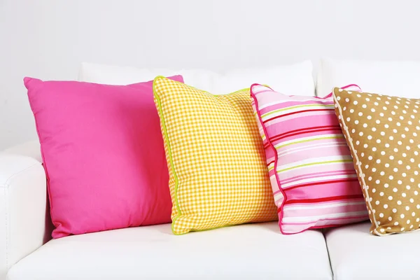 Sofá con almohadas de colores — Foto de Stock