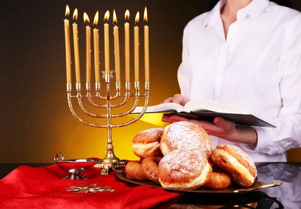 Ceremonia festiva en Hanukkah sobre fondo oscuro —  Fotos de Stock