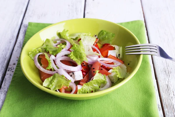 Ahşap masa yakın çekim tabakta sebze taze balık salatası — Stok fotoğraf