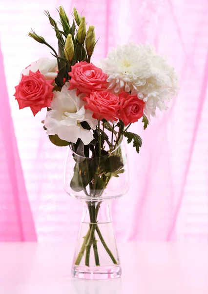 Vakre blomster i vase med lys fra vindu – stockfoto