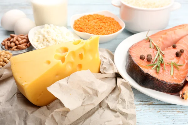 Alimentos ricos em proteínas na mesa, close-up — Fotografia de Stock