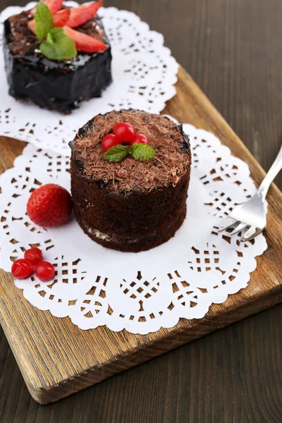 Яскравий шоколадний кекс на столі — стокове фото