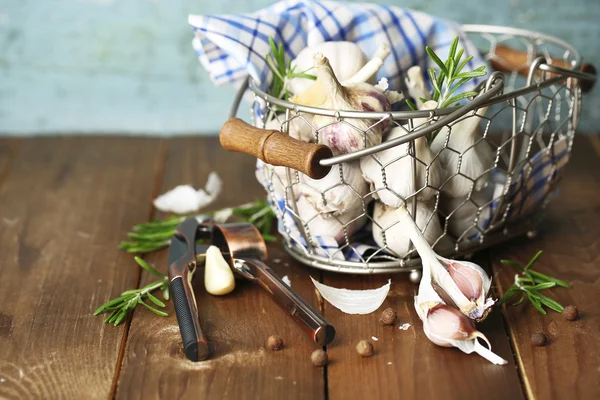 Rå vitlök och kryddor på träbord — Stockfoto