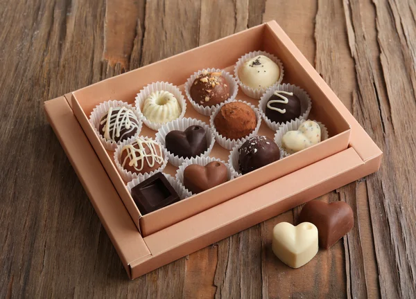 Délicieux bonbons au chocolat en boîte cadeau sur table close-up — Photo