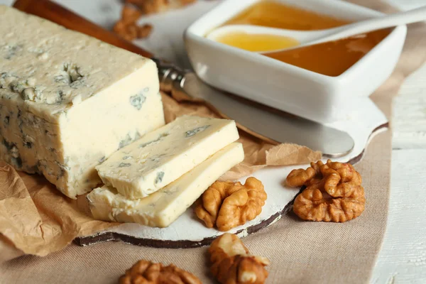 Natura morta con gustoso formaggio blu, da vicino — Foto Stock