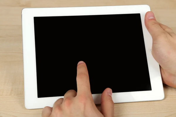 Händer med tablet Pc på träbord bakgrund — Stockfoto