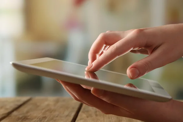 Hand using tablet PC — Stock Photo, Image