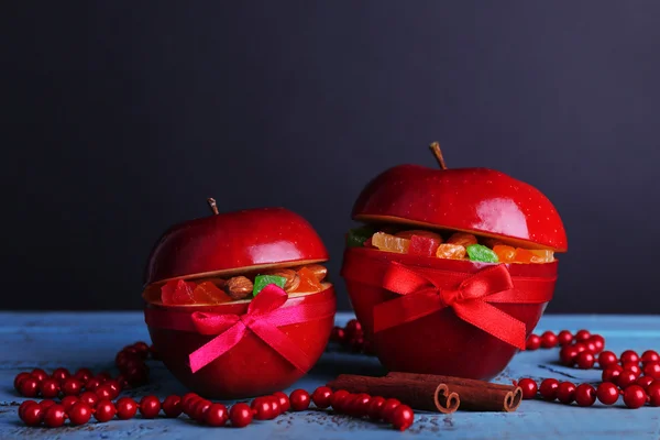 Kurutulmuş meyve renk ahşap masa ve koyu arka plan üzerinde Noel Kırmızı elma dolması — Stok fotoğraf