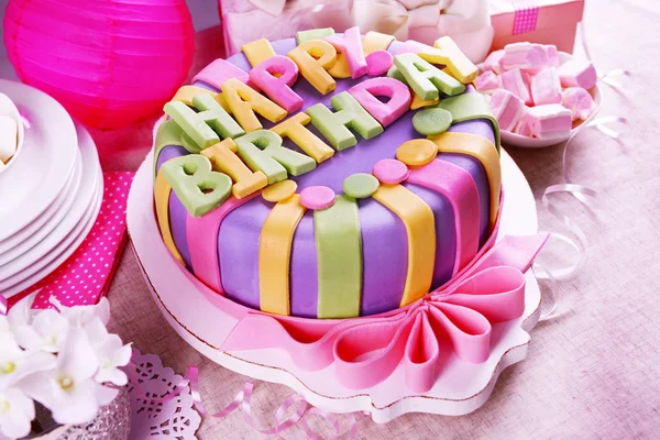 Delicioso bolo de aniversário na mesa close-up — Fotografia de Stock
