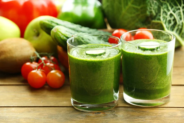 Grüner frischer gesunder Saft mit Obst und Gemüse auf Holztischhintergrund — Stockfoto