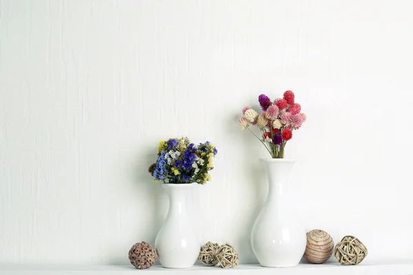 Beyaz duvar arka plan üzerinde kuru çiçekler bileşimi — Stok fotoğraf
