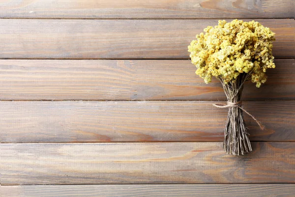 Bouquet de fleurs séchées sur planches de bois fond — Photo