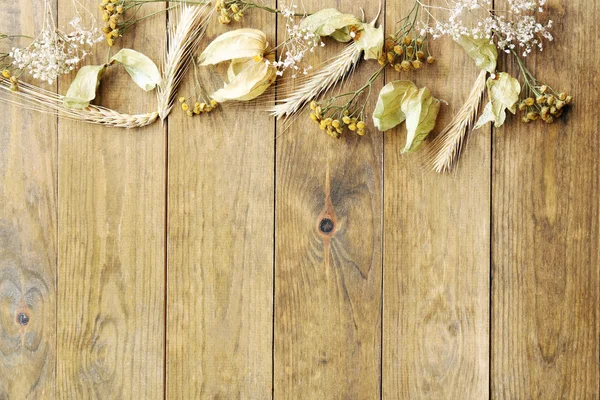 Gedroogde tarwe op rustieke houten planken achtergrond — Stockfoto