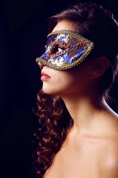 Menina bonita com máscara de mascarada no fundo escuro — Fotografia de Stock