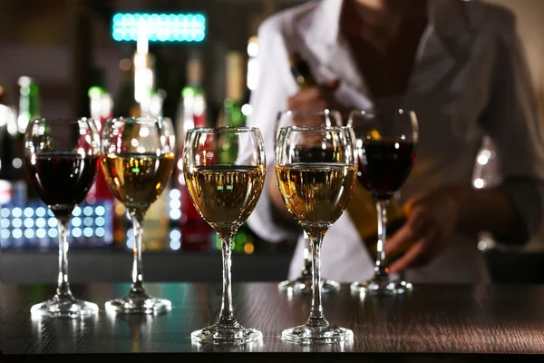 Barman werken aan balie op bar achtergrond — Stockfoto