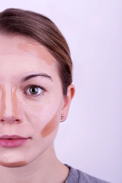 Aplicación de maquillaje con base cosmética, aislado en blanco — Foto de Stock