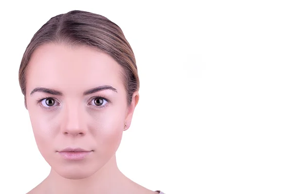 La aplicación de maquillaje en la cara femenina, aislado en blanco — Foto de Stock