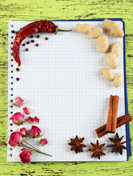 Koření s recepty kniha na barevném dřevěném stole pozadí — Stock fotografie