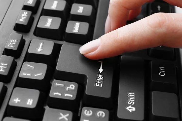 Mecanografía de mano femenina en el teclado, vista macro —  Fotos de Stock