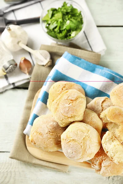 Fresh homemade bread buns from yeast dough with fresh garlic and dill, on wooden background — Stock Photo, Image